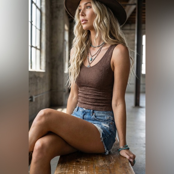 NWT Nikibiki Lace Textured Cropped Tank Top Seamless Crop Top French Roast Brown - Picture 4 of 5